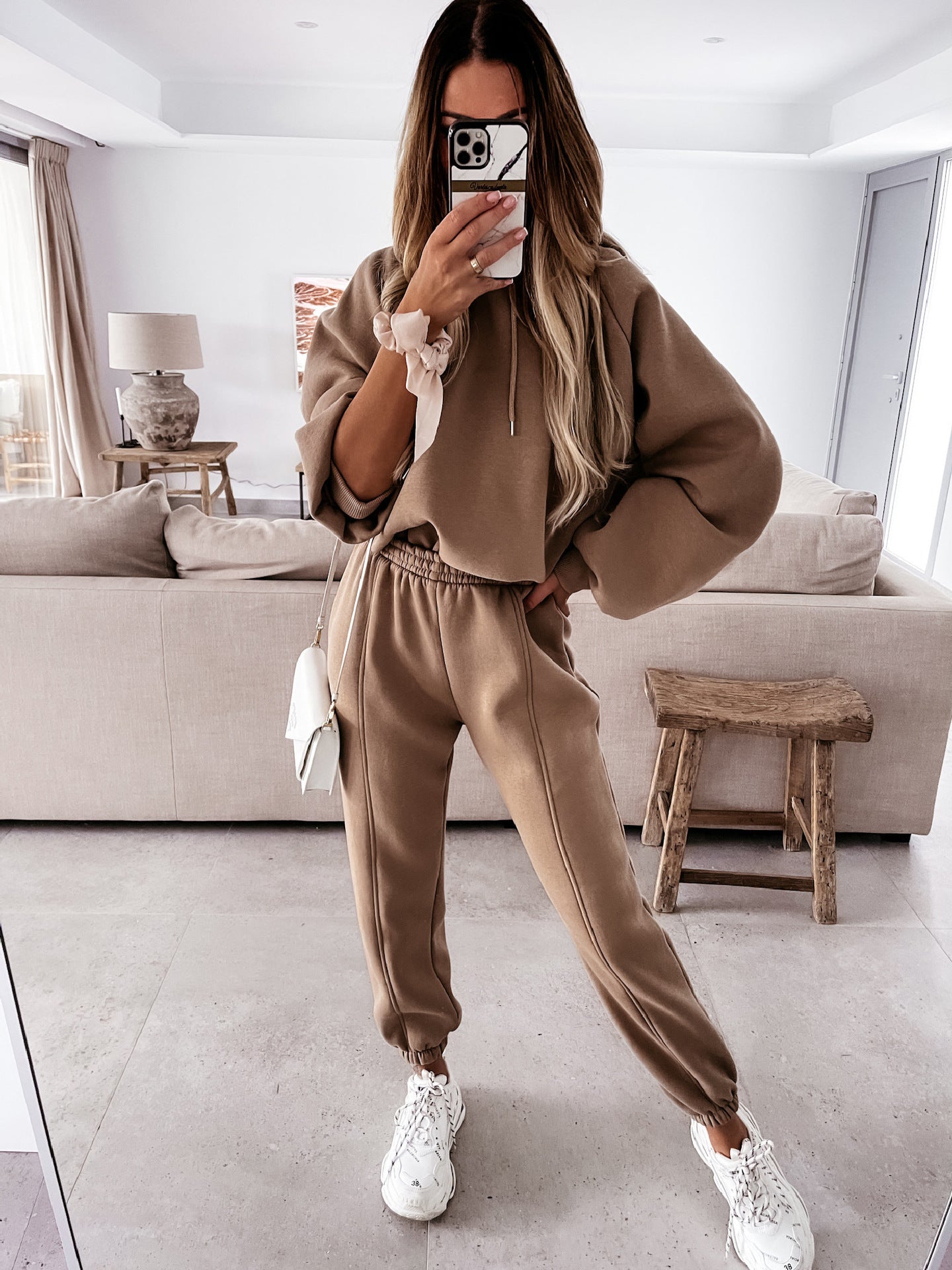 Kapüşonlu sweatshirt ve pantolon takımı