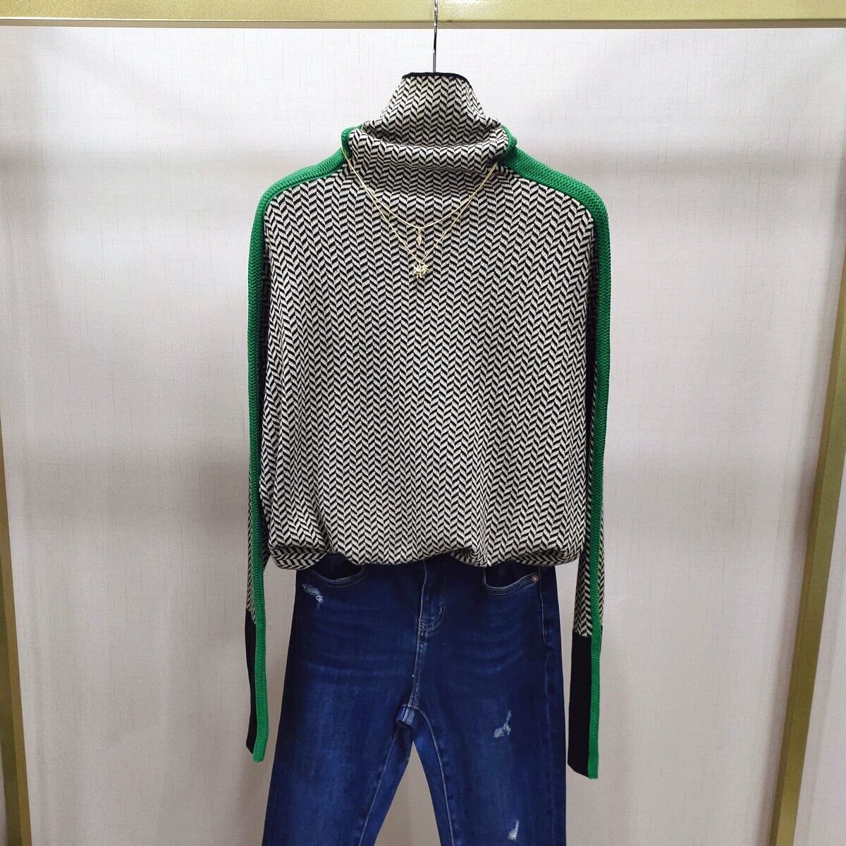 Yüksek Yaka ve Desenli Renee Bluzu