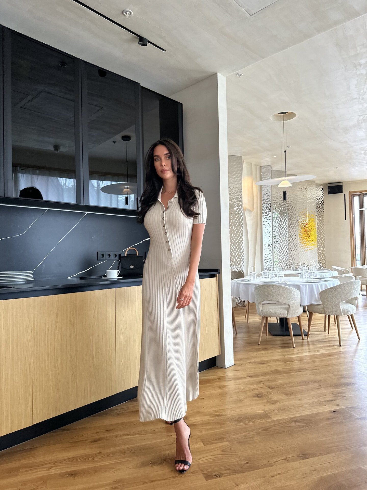 V yaka ve düğmeli Livy file elbise